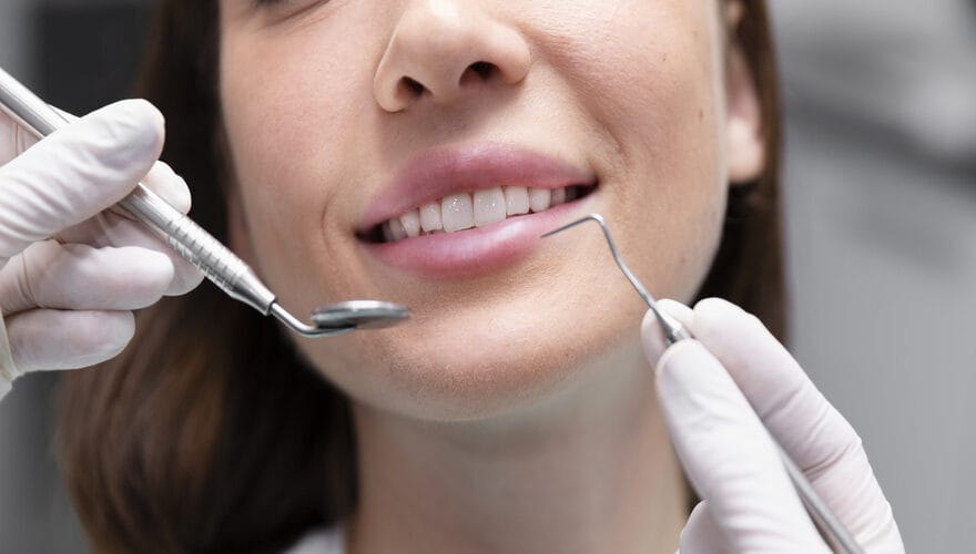 estetik dis hekimligi tedavisi sirasinda dis hekimi tarafindan yapilan muayene