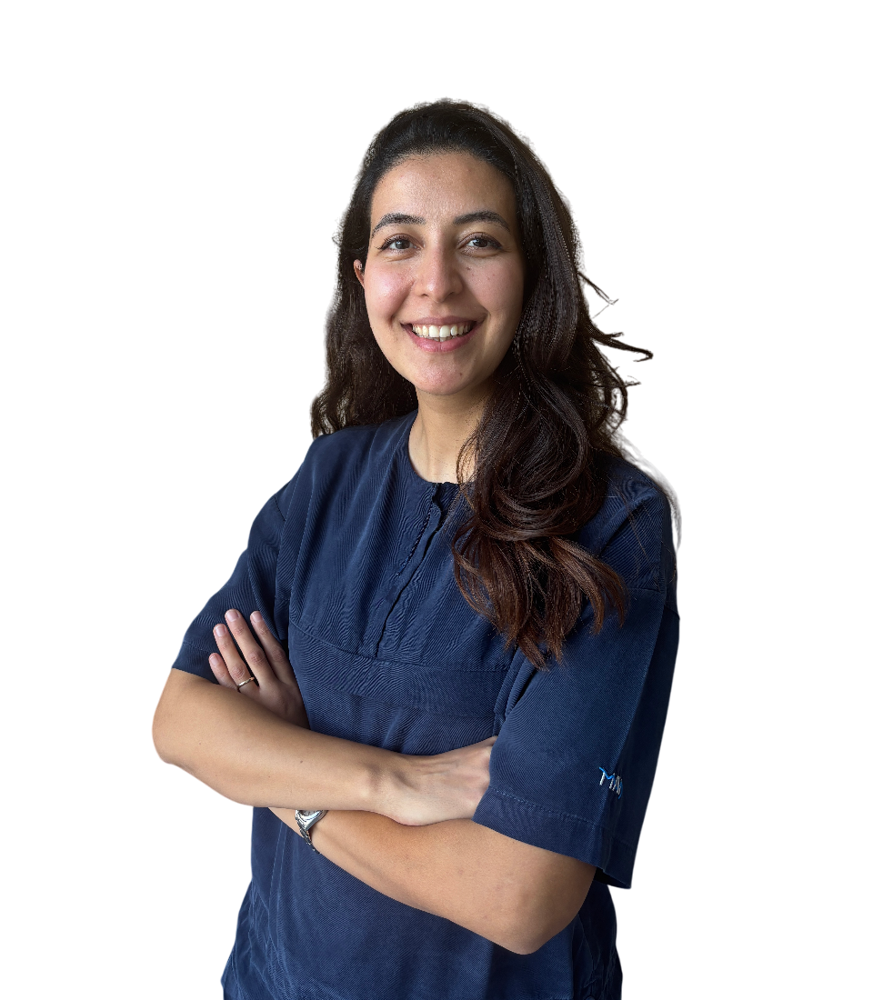 ozel-goksu-agiz-dis-sagligi-poliklinigi-estetik-dis-hekimligi-uzman-kadin-dis-hekimi-doktor-profesyonel-portre-basortulu-guler-yuzlu