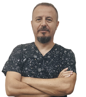 ozel-goksu-agiz-dis-sagligi-poliklinigi-estetik-dis-hekimligi-deneyimli-erkek-dis-hekimi-doktor-profesyonel-portre-kollar-capraz