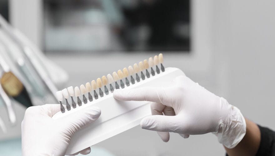 zirkonyum porselen dis kaplama uygulamasi yapan dis hekimi