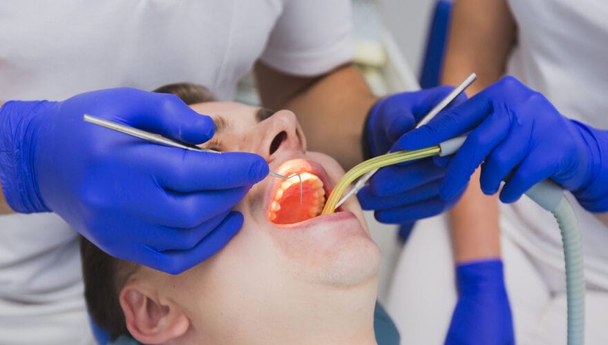 Kanal tedavisi sirasinda dis hekiminin disin ic yapisini tedavi etme islemi