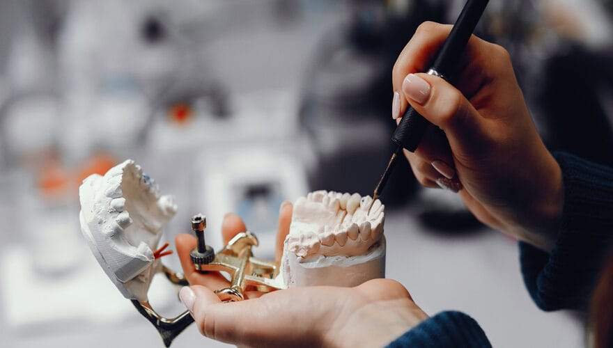 implant tedavisi ile dis eksikliginin giderilmesi islemi