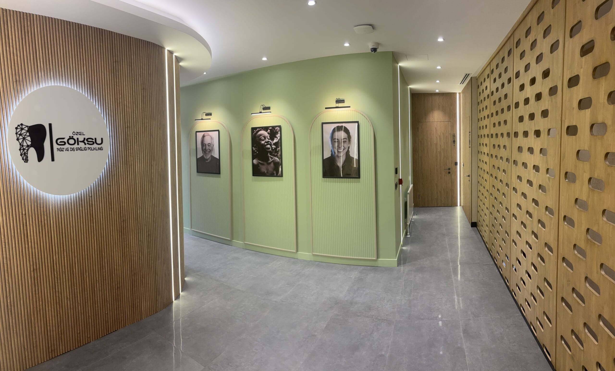 ozel-goksu-agiz-dis-sagligi-poliklinigi-estetik-dis-hekimligi-hasta-danisma-bekleme-alani-guluslu-portrelar-modern-oturma-grubu-resepsiyon