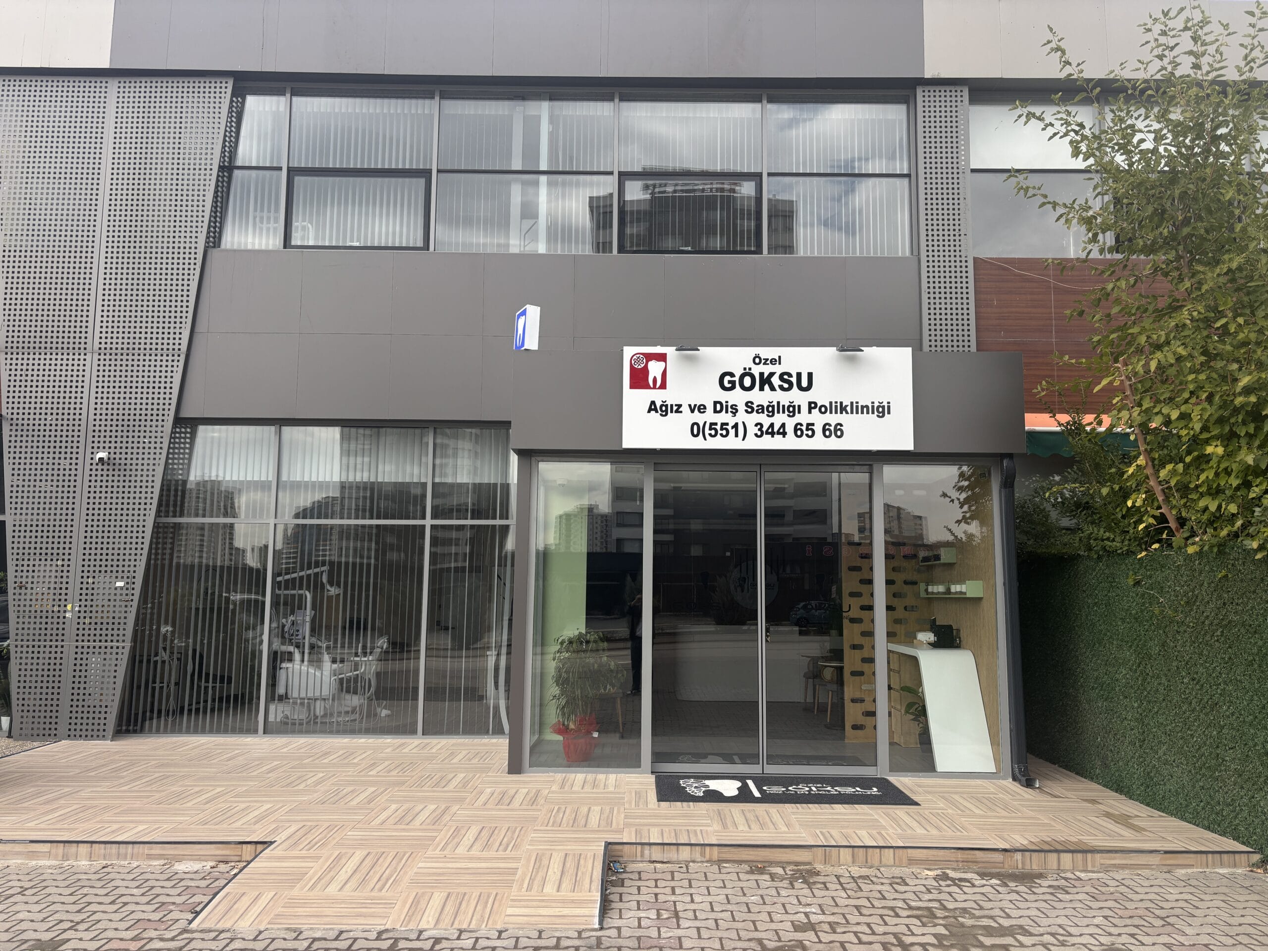 ozel-goksu-agiz-dis-sagligi-poliklinigi-estetik-dis-hekimligi-klinik-dis-cephe-tabela-cam-giris-ahsap-zemin-modern-mimari