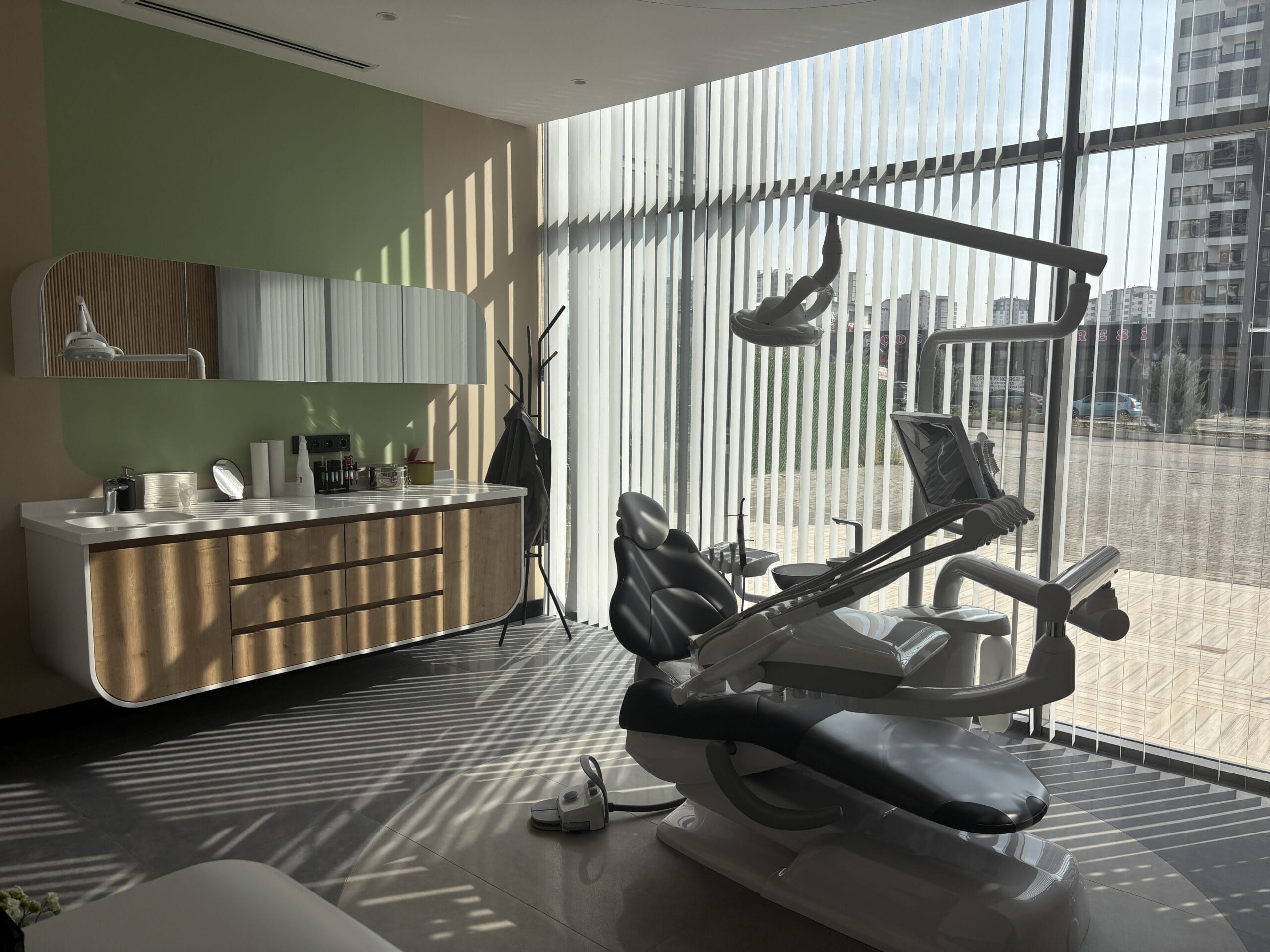 ozel-goksu-agiz-dis-sagligi-poliklinigi-estetik-dis-hekimligi-luks-premium-tedavi-odasi-dis-unitesi-genis-cam-panoramik-sehir-manzara-dogal-isik