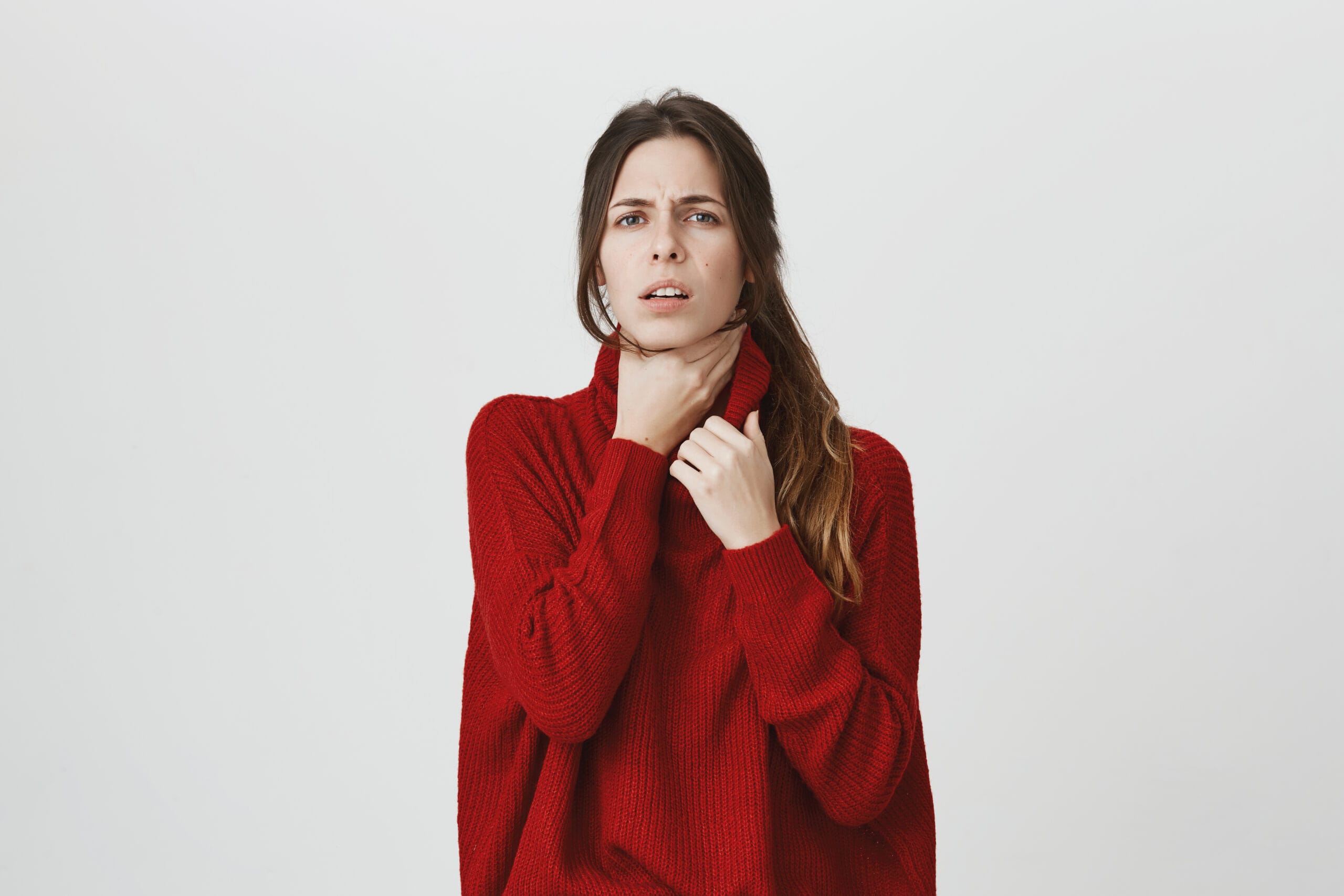 bogaz agrisi yasayan kadinda tukuruk bezleri rahatsizligi belirtisi