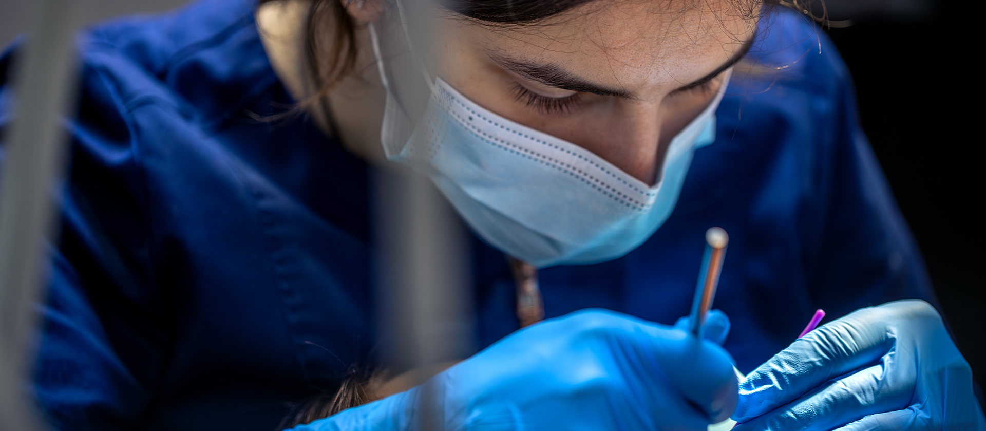 Zirkonyum diş kaplama nedir sorusunu anlatan diş kaplama uygulaması