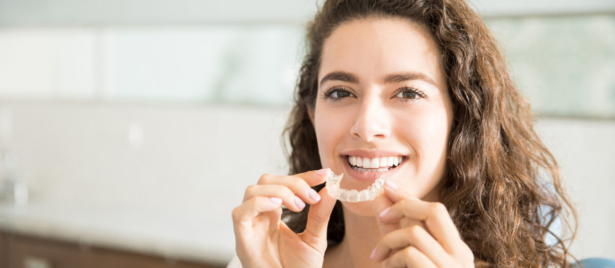 Diş Telleri ve Şeffaf Plaklar Arasındaki Farklar Nelerdir?