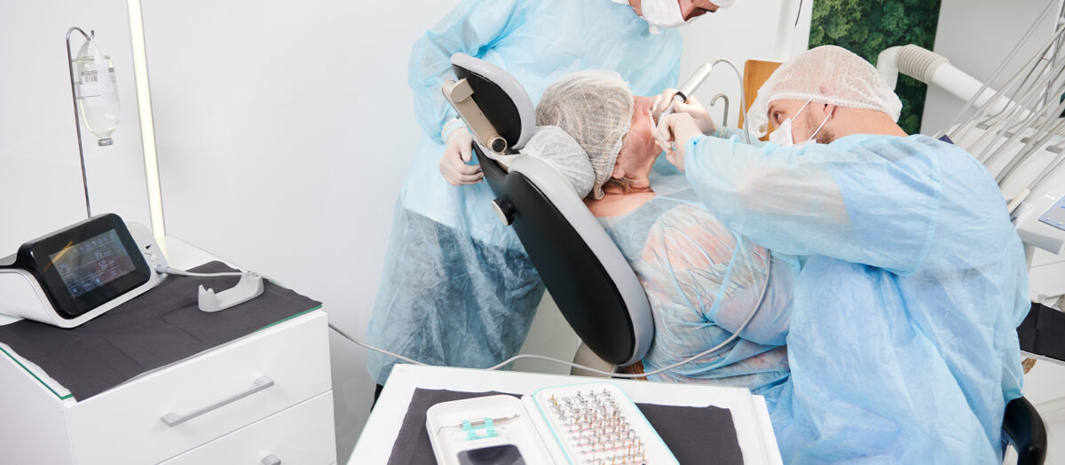 İmplant Üstü Protezler Nedir? Türleri, Avantajları ve Tedavi Süreci