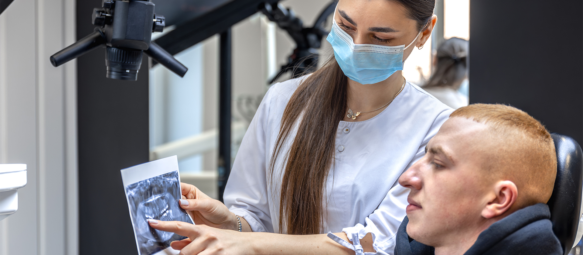 rehberli implant cerrahisi öncesi Eryaman diş hekimi hastaya röntgen görüntüsü gösteriyor