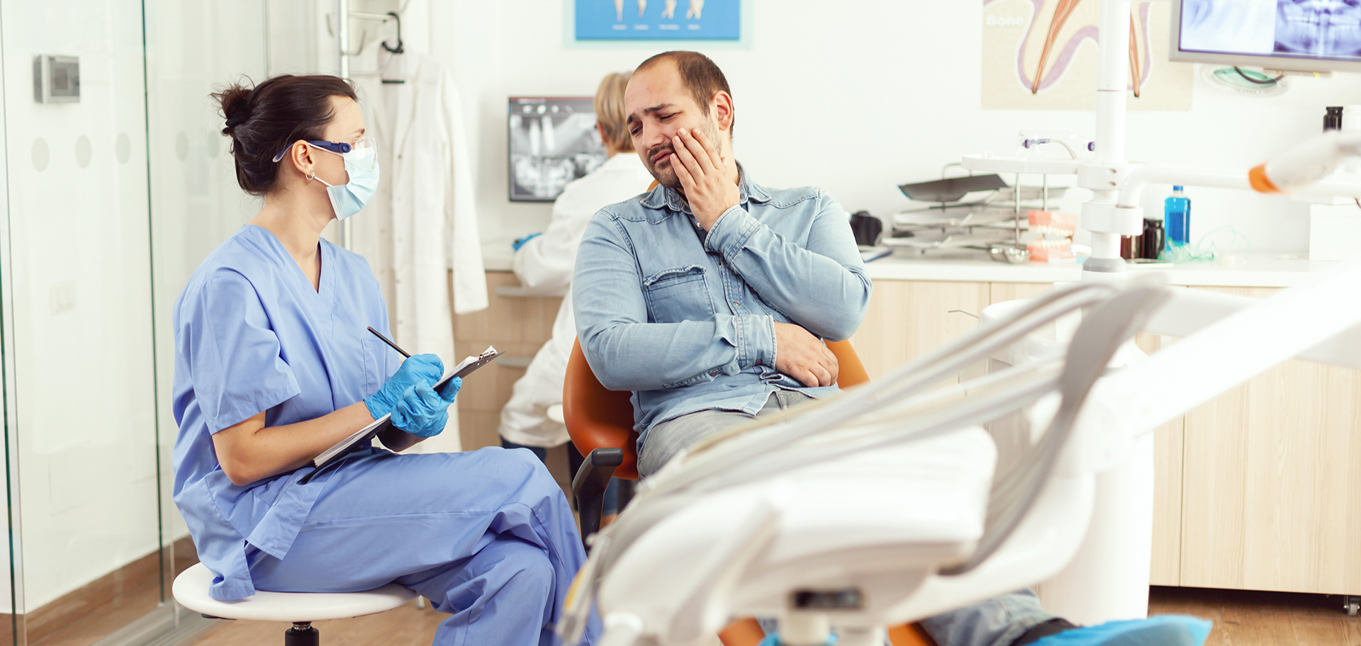 acil diş hekimi muayenesinde diş ağrısı yaşayan hasta