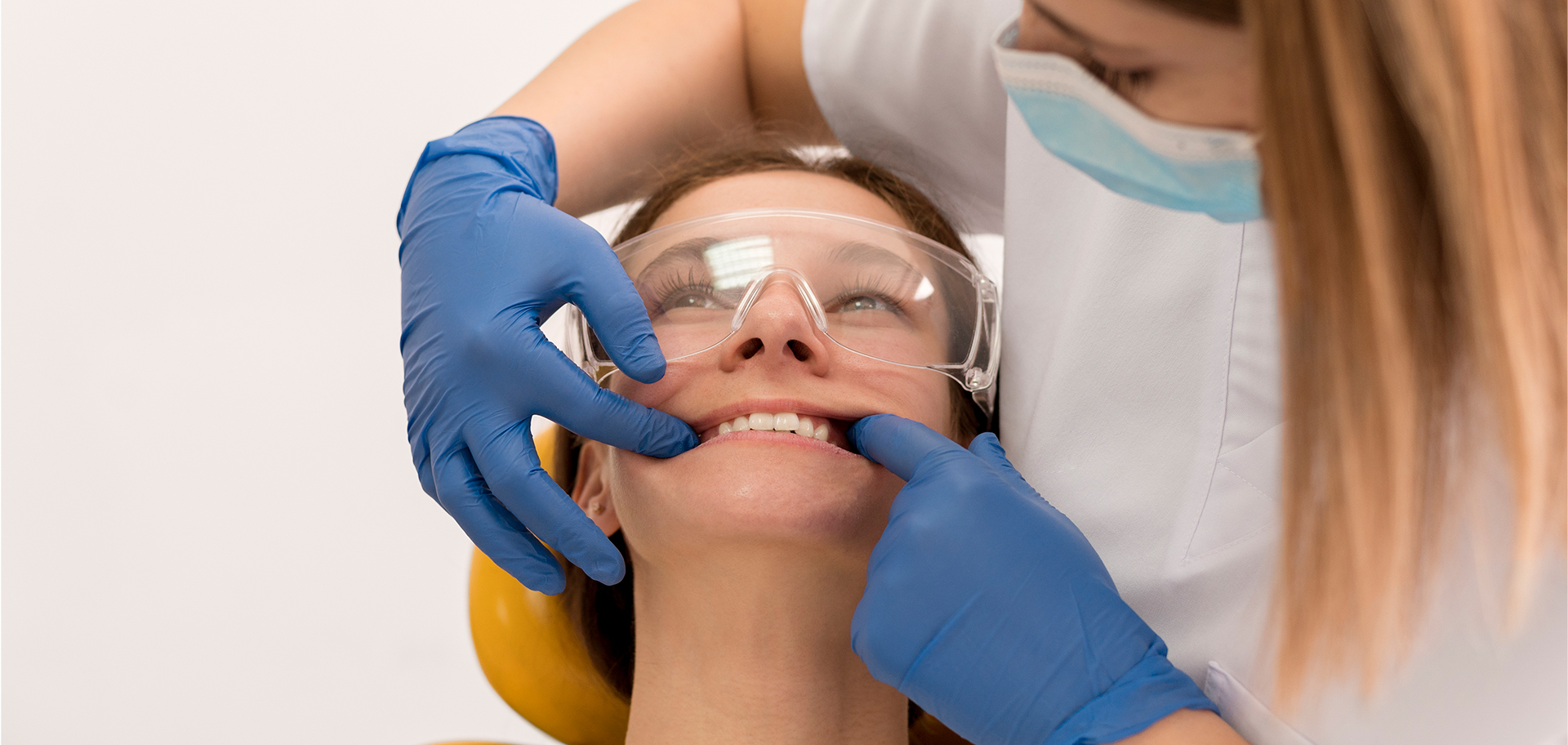 lamine diş uygulaması sırasında diş hekimi muayenesi